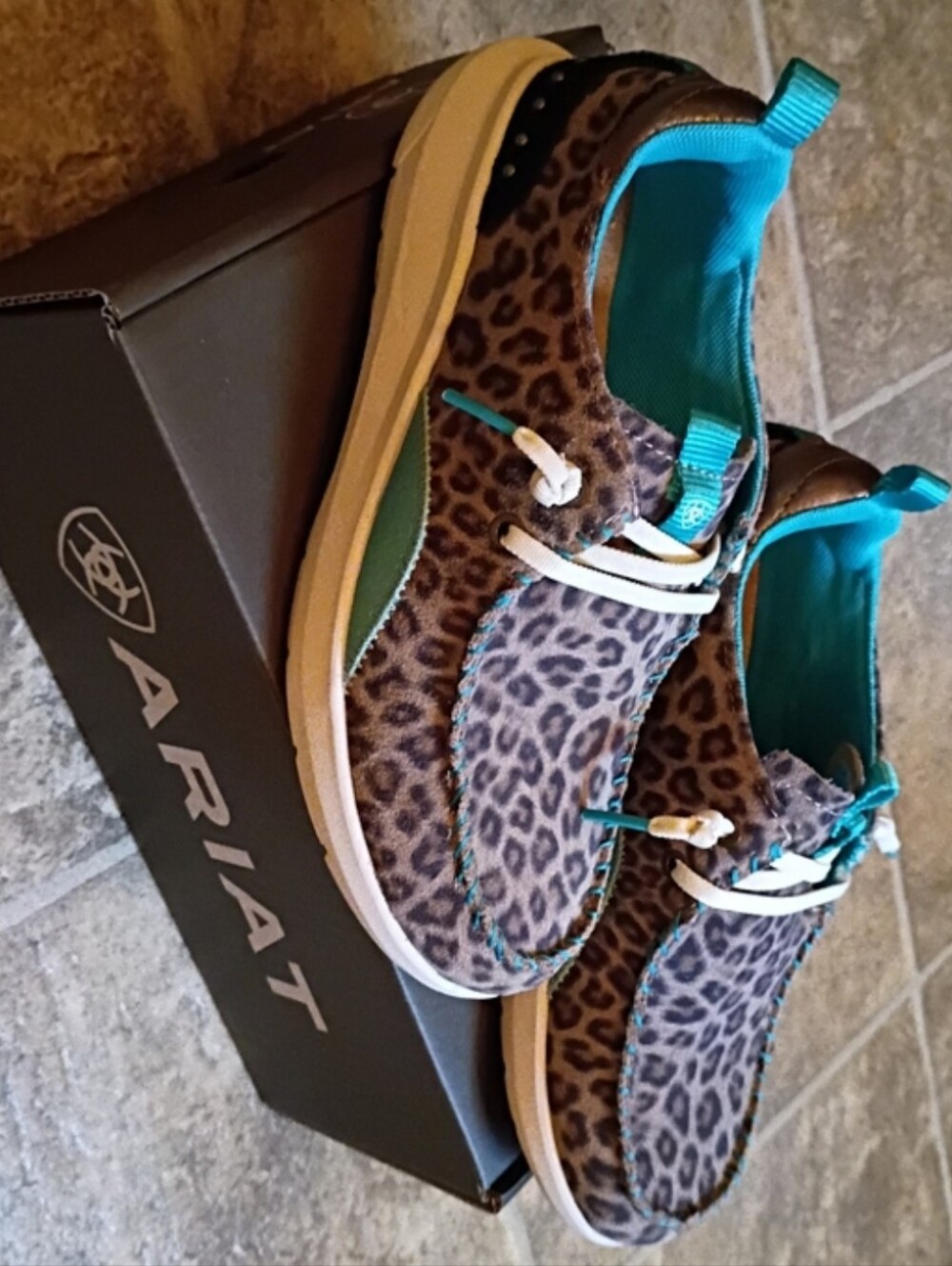 ARIAT Women's Leopard Print Moccasins NWT Shoes W/Teal Trim Size 6.5